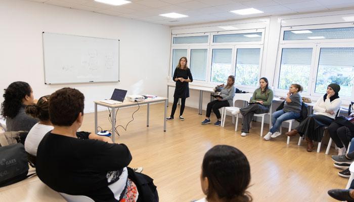 Programa Cures i Comunitat per professionalitzar i dignificar el treball de les cures