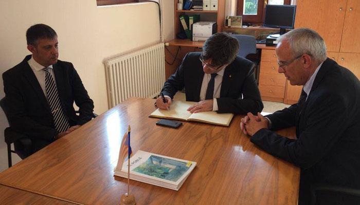 President de la Generalitat, Carles Puigdemont, visita Viladrau i signa en el Llibre d’Honor